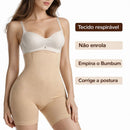 Mulher usando cinta modeladora short cintura alta bege ajustando o corpo
